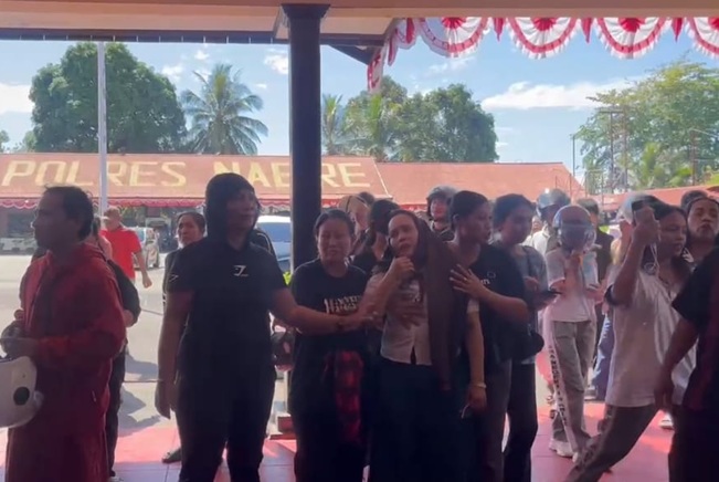 (Keluarga Korban Pembunuhan Pelajar di Nabire Datangi Polres, Tuntut Pelaku Dihukum Berat)
