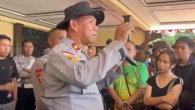 (Wakapolres Nabire saat memberikan keterangan kepada keluarga korban)