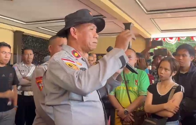 (Wakapolres Nabire saat memberikan keterangan kepada keluarga korban)