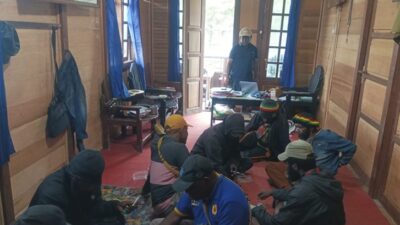 (Tokoh Adat Deiyai Ajak Masyarakat Jaga Keamanan Demi Mendukung Pembangunan Daerah)