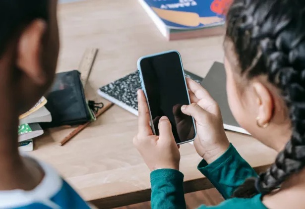 (Penggunaan gawai di sekolah/© KaterinaHolmes/Pexels)