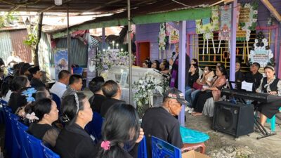 (Isak Tangis Iringi Pemakaman Chelsy, Remaja Korban Pembunuhan di Nabire)