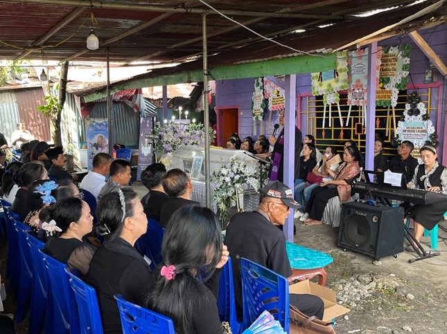 (Isak Tangis Iringi Pemakaman Chelsy, Remaja Korban Pembunuhan di Nabire)