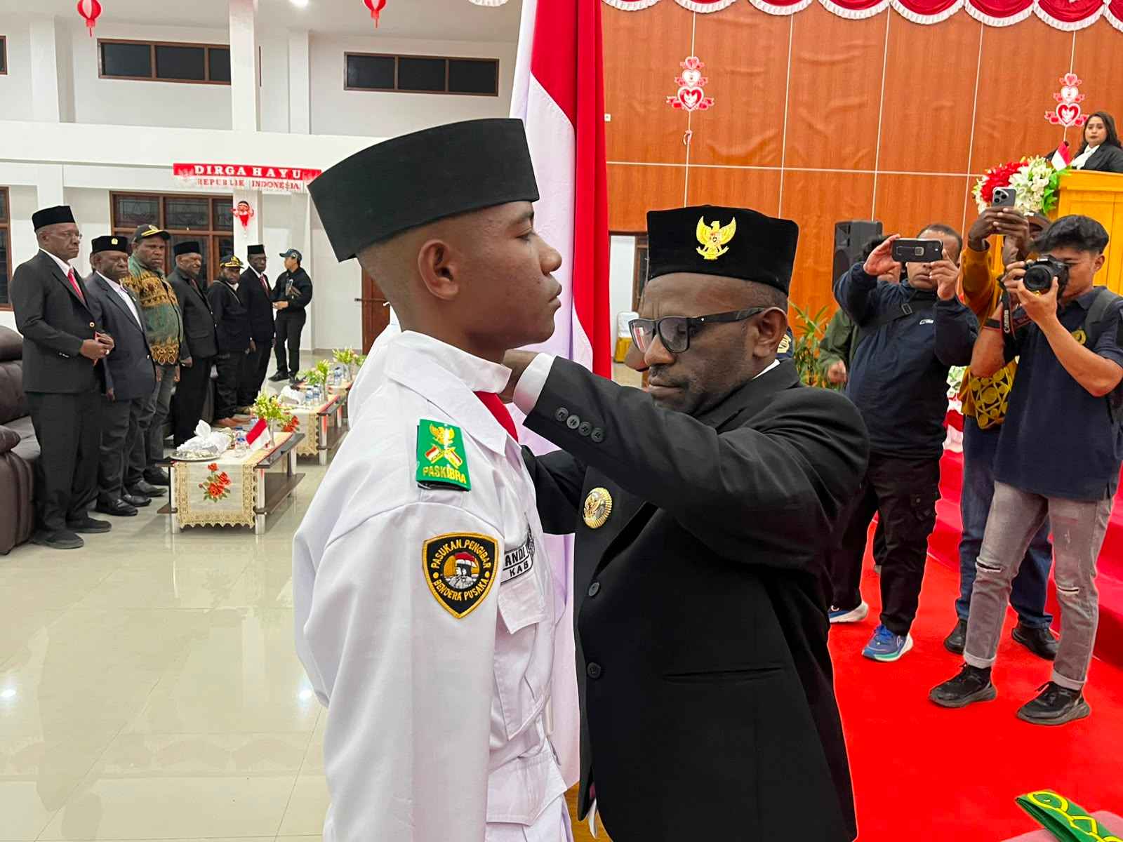 Bupati Deiyai Kukuhkan 35 Anggota Paskibra untuk HUT ke-81 RI