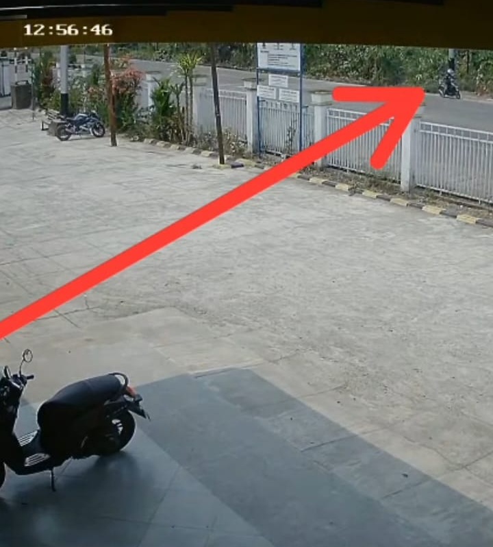 (Terduga pelaku pergi meninggalkan TKP)