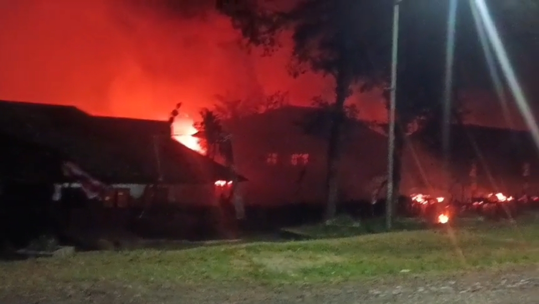 Massa Bakar Sejumlah Kantor Pemerintah di Puncak, Polisi: Situasi Mulai Kondusif