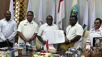 (Dianggap Wartawan Senior, Gubernur Meki Nawipa Tunjuk Emanuel You sebagai Juru Bicara)