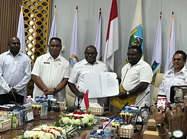 (Dianggap Wartawan Senior, Gubernur Meki Nawipa Tunjuk Emanuel You sebagai Juru Bicara)