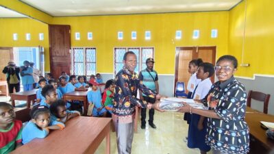 (Ratusan Pelajar Deiyai Lulus Kursus Bahasa Inggris, Ini Pesan Dinas Pendidikan)