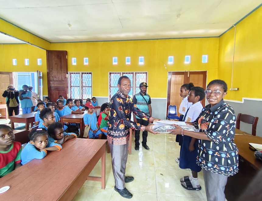 (Ratusan Pelajar Deiyai Lulus Kursus Bahasa Inggris, Ini Pesan Dinas Pendidikan)