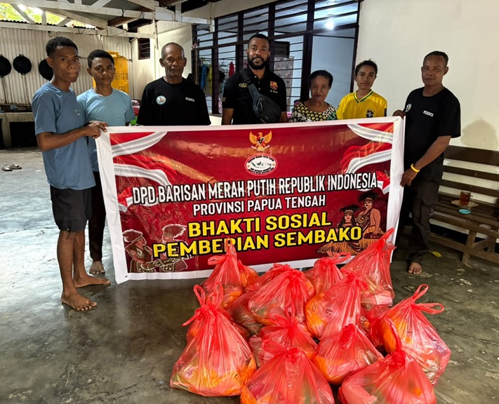 (DPD BMP RI Papua Tengah Salurkan 40 Paket Sembako untuk Dukung Pembangunan Gereja di Nabire)