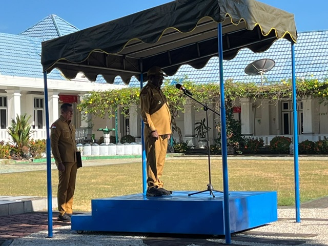 (Pemkab Nabire Serahkan SK Kenaikan Pangkat kepada 67 ASN, Ini Pesan Bupati)