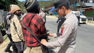 (Polres Paniai Sita Sejumlah Senjata Tajam Saat Razia Jelang Aksi KNPB)