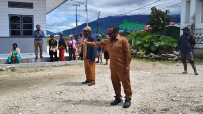 (Bupati Deiyai Pastikan Honor Nakes Dibayar, RSUD Tak Boleh Lagi Dipalang)