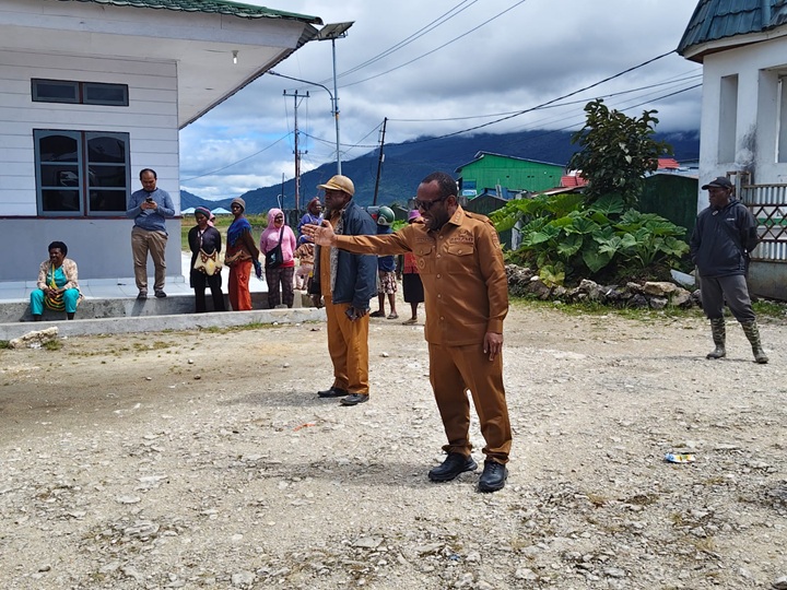 (Bupati Deiyai Pastikan Honor Nakes Dibayar, RSUD Tak Boleh Lagi Dipalang)