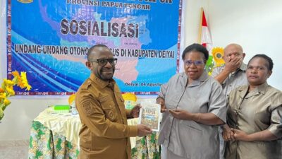 (Pemkab Deiyai Terima 500 Buku Saku Otsus Papua, Ini Penegasan Bupati)