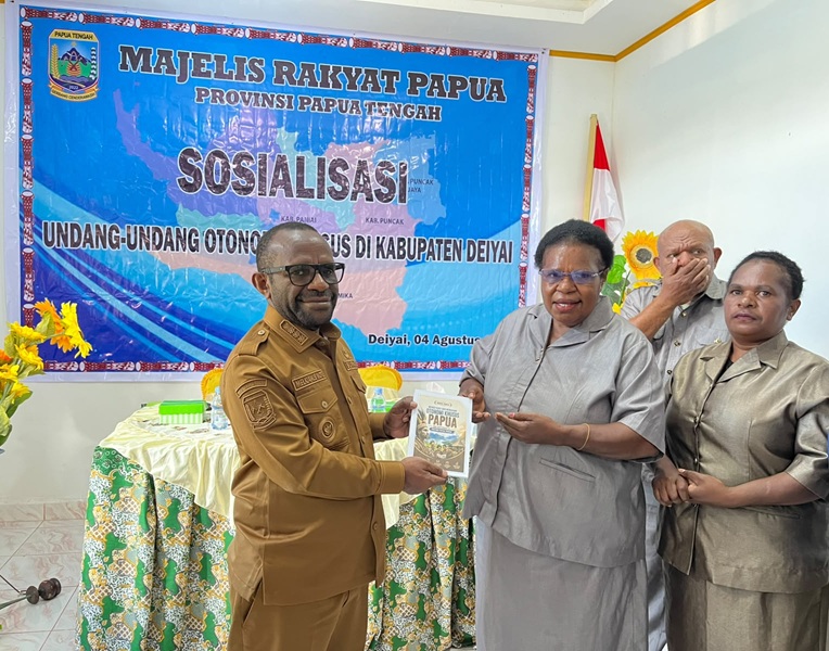 (Pemkab Deiyai Terima 500 Buku Saku Otsus Papua, Ini Penegasan Bupati)