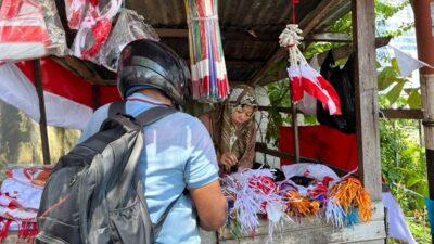 (Jelang HUT RI 2026, Pedagang Bendera di Nabire Raup Omzet Hingga Rp10 Juta)