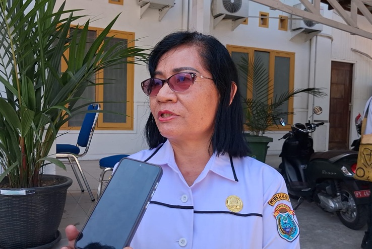 (Kepala Dinas Pendidikan Kabupaten Nabire, Dra. Dina Pidjer, M.M)