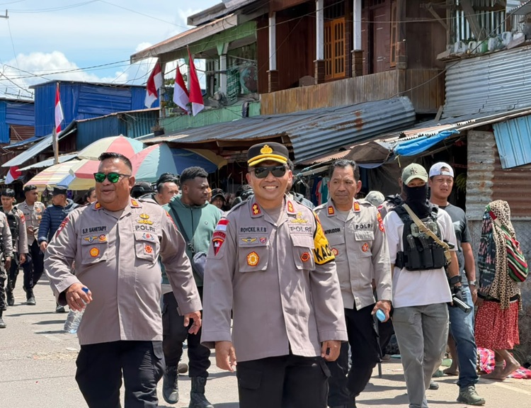(Polisi Bergerak Cepat Tangani Keributan di Pasar Enarotali, Aktivitas Perjudian Langsung Ditutup)