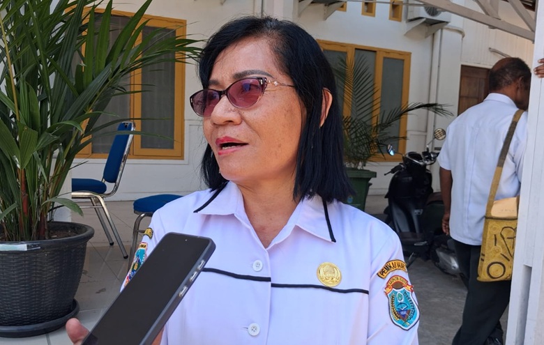 (Kepala Dinas Pendidikan Nabire, Dra Dina Pidjer)