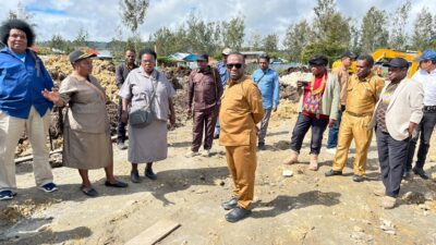 (Bupati Deiyai dan MRP Papua Tengah Tinjau Pembangunan Pasar Mama-Mama Papua, Diharapkan Jadi Penggerak Ekonomi OAP)