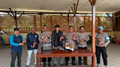 (Polres Paniai Sita 20 Botol Whisky Ilegal Saat Razia Kendaraan)