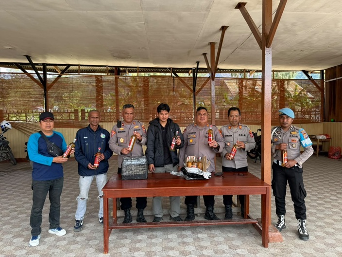 (Polres Paniai Sita 20 Botol Whisky Ilegal Saat Razia Kendaraan)
