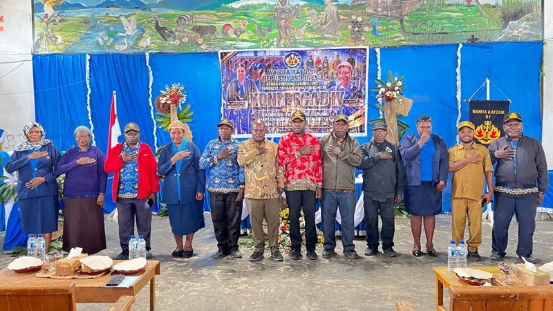 (Wakil Bupati Deiyai Buka Konfercab IV WKRI, Tekankan Peran Strategis Perempuan)