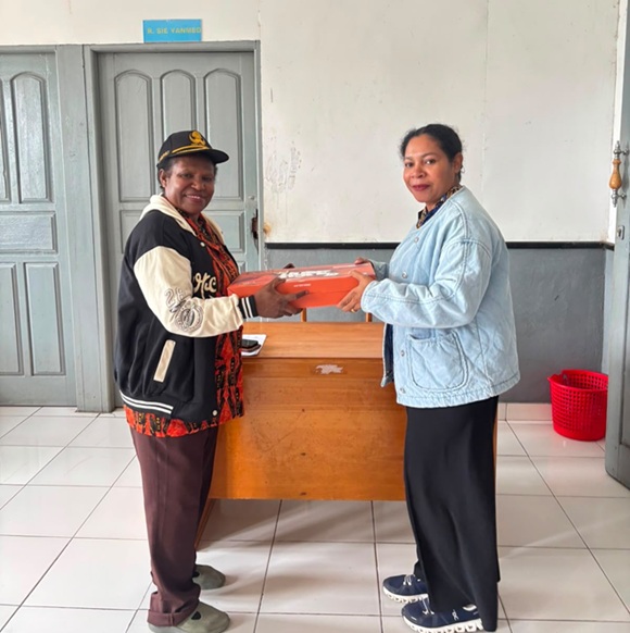 (Pemkab Deiyai Serahkan Bantuan Laptop untuk RSUD, Pelayanan TB Kini Makin Optimal)