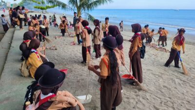 (Sambut HUT ke-65, Ratusan Anggota Pramuka Nabire Bersihkan Pantai, Pasar hingga Sekolah)