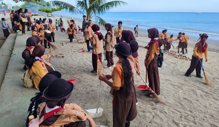 (Sambut HUT ke-65, Ratusan Anggota Pramuka Nabire Bersihkan Pantai, Pasar hingga Sekolah)
