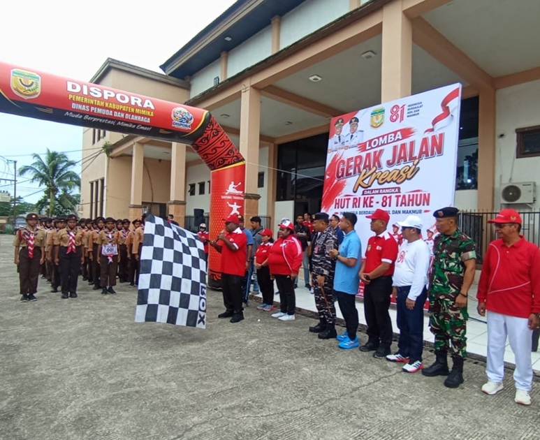 (38 Regu Ramaikan Lomba Gerak Jalan Kreasi HUT ke-81 RI di Mimika)