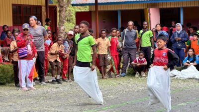 (Semarak HUT ke-81 RI di Puncak Jaya, Siswa SD Adu Lincah dan Kompak dalam Berbagai Lomba)