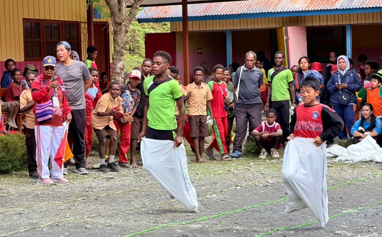(Semarak HUT ke-81 RI di Puncak Jaya, Siswa SD Adu Lincah dan Kompak dalam Berbagai Lomba)