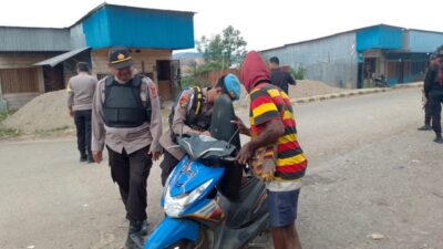 (Razia Polres Dogiyai dan Brimob Sasar Senjata Tajam, Parang dan Pisau Diamankan)