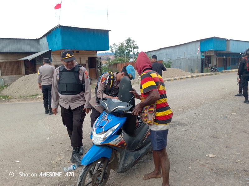(Razia Polres Dogiyai dan Brimob Sasar Senjata Tajam, Parang dan Pisau Diamankan)