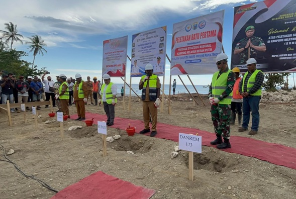 (Bupati Nabire Letakkan Batu Pertama Kampung Nelayan, Dorong Ekonomi Pesisir dan Pemasaran Hasil Laut)