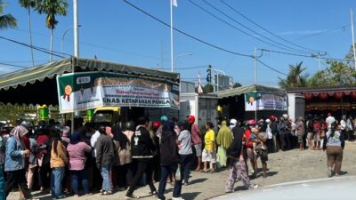 (Warga Antre Sejak Pagi di Pasar Murah Nabire, Beras hingga Telur Diburu)