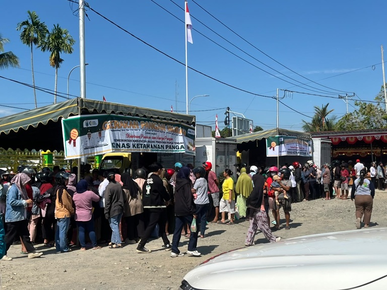 (Warga Antre Sejak Pagi di Pasar Murah Nabire, Beras hingga Telur Diburu)