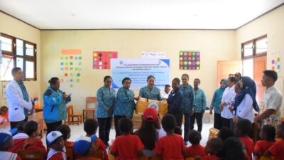 (TP PKK Papua Tengah Salurkan Bantuan Sarana Belajar untuk Enam PAUD di Puncak Jaya)