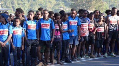 (Lomba Maraton HUT ke-81 RI di Puncak Jaya, Bupati Yuni Wonda Bidik Lahirnya Atlet Muda Berprestasi)