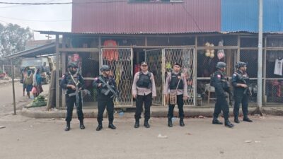 (Jelang HUT ke-81 RI, Polres Dogiyai dan Brimob Patroli Jalan Kaki di Moanemani)