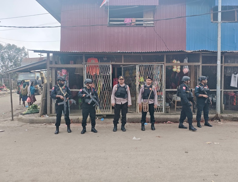 (Jelang HUT ke-81 RI, Polres Dogiyai dan Brimob Patroli Jalan Kaki di Moanemani)
