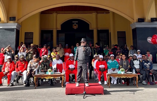 (78 Regu Meriahkan Gerak Jalan HUT ke-81 RI di Puncak Jaya, Bupati Yuni: Antusias Warga Luar Biasa)