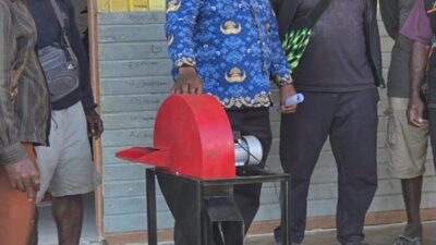 (Mesin Pencacah Rumput untuk Peternak Babi Deiyai, Pemkab Gandeng Pengusaha OAP)