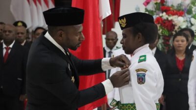 (Bupati Paniai mengukuhkan anggota Paskibra)