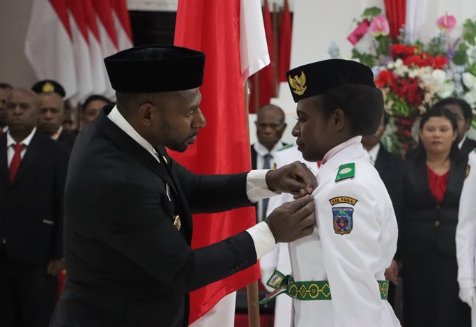 (Bupati Paniai mengukuhkan anggota Paskibra)