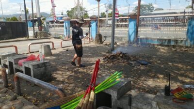 (Relawan Peduli Sampah Nabire Kembali Bersihkan Taman Gizi)