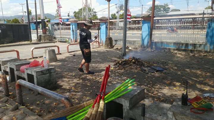 (Relawan Peduli Sampah Nabire Kembali Bersihkan Taman Gizi)